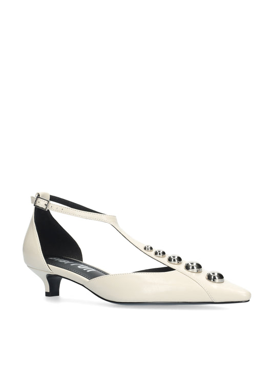 Vista lateral de los zapatos de salón de piel arrugada para mujer Carinna Pumps 35 en color off white, con punta afilada, tachas y tacón de aguja de 3,5 cm de BIBI LOU.