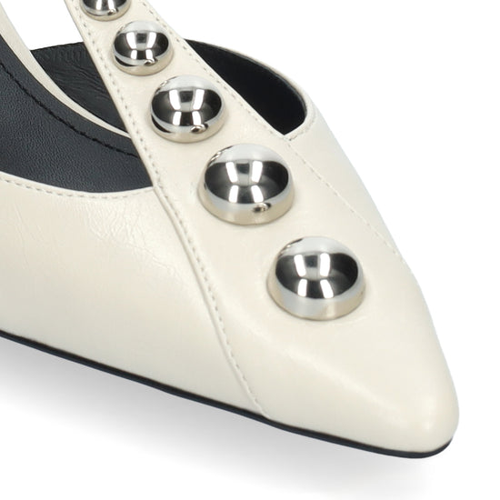 Vista lateral de los zapatos de salón de piel arrugada para mujer Carinna Pumps 35 en color off white, con punta afilada, tachas y tacón de aguja de 3,5 cm de BIBI LOU.