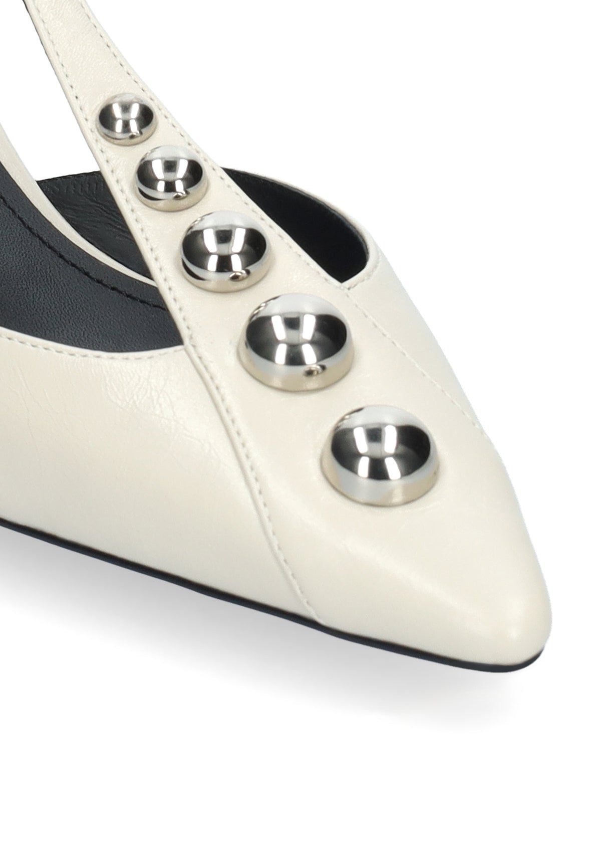 Vista lateral de los zapatos de salón de piel arrugada para mujer Carinna Pumps 35 en color off white, con punta afilada, tachas y tacón de aguja de 3,5 cm de BIBI LOU.