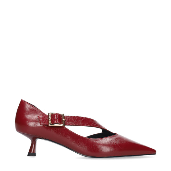 Vista lateral de los zapatos de salón de piel arrugada para mujer Anouk Pumps 40 en color carmín, con punta afilada, tira cruzada sobre el empeine y tacón de aguja de 4 cm de BIBI LOU.