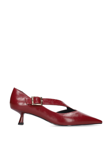Vista lateral de los zapatos de salón de piel arrugada para mujer Anouk Pumps 40 en color carmín, con punta afilada, tira cruzada sobre el empeine y tacón de aguja de 4 cm de BIBI LOU.