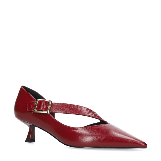 Vista lateral de los zapatos de salón de piel arrugada para mujer Anouk Pumps 40 en color carmín, con punta afilada, tira cruzada sobre el empeine y tacón de aguja de 4 cm de BIBI LOU.