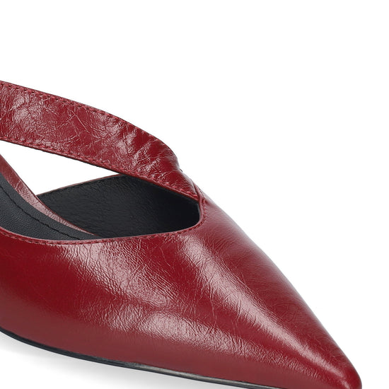 Vista lateral de los zapatos de salón de piel arrugada para mujer Anouk Pumps 40 en color carmín, con punta afilada, tira cruzada sobre el empeine y tacón de aguja de 4 cm de BIBI LOU.