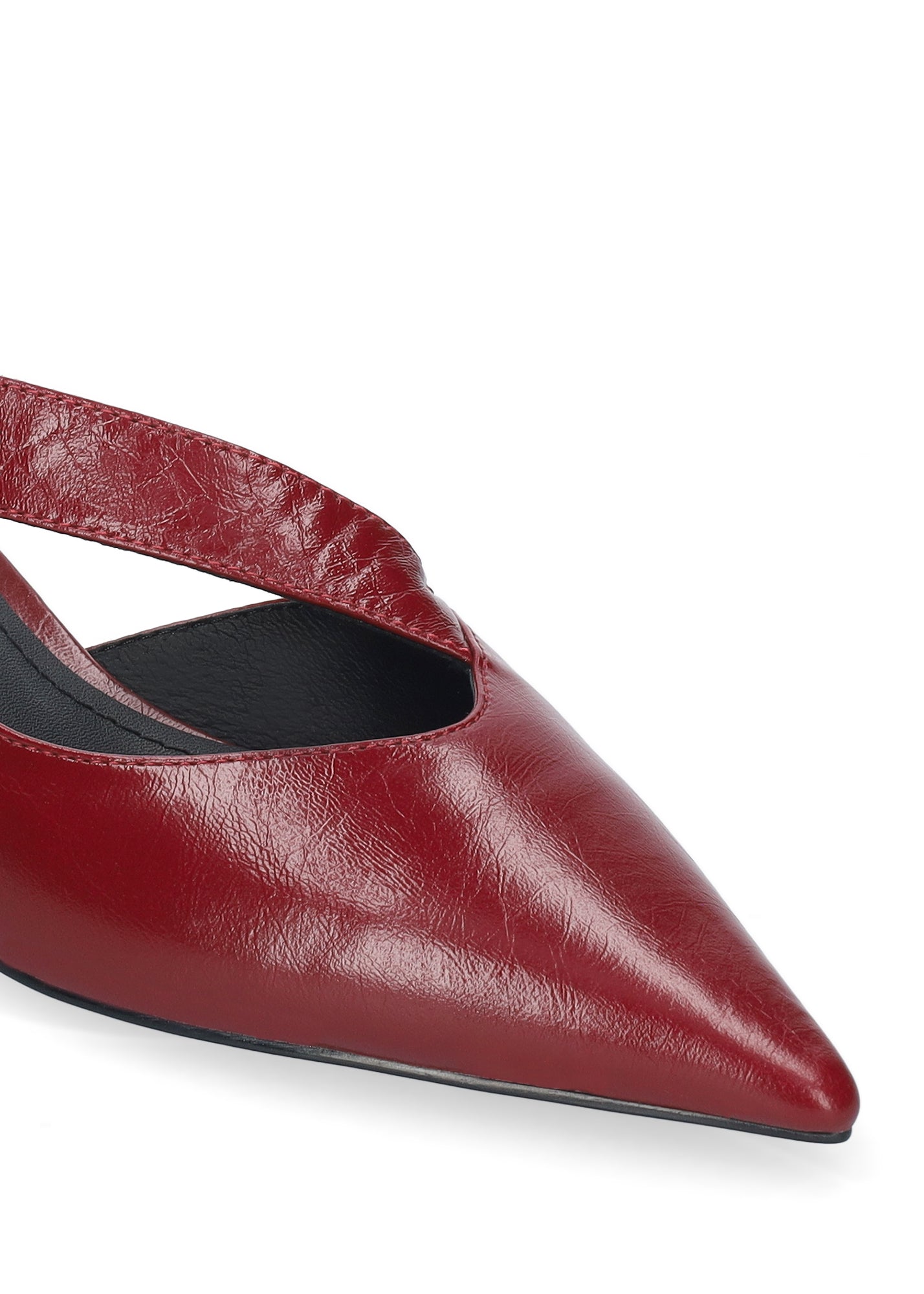 Vista lateral de los zapatos de salón de piel arrugada para mujer Anouk Pumps 40 en color carmín, con punta afilada, tira cruzada sobre el empeine y tacón de aguja de 4 cm de BIBI LOU.