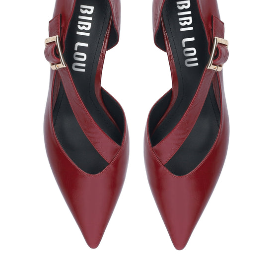 Vista lateral de los zapatos de salón de piel arrugada para mujer Anouk Pumps 40 en color carmín, con punta afilada, tira cruzada sobre el empeine y tacón de aguja de 4 cm de BIBI LOU.