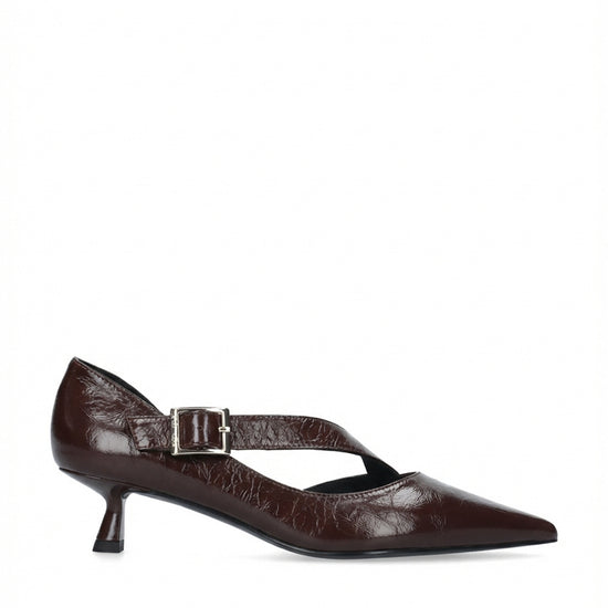 Anouk Pumps 40 de BIBI LOU en piel brillante arrugada color burgundy, con punta afilada y tacón de aguja de 4 cm.