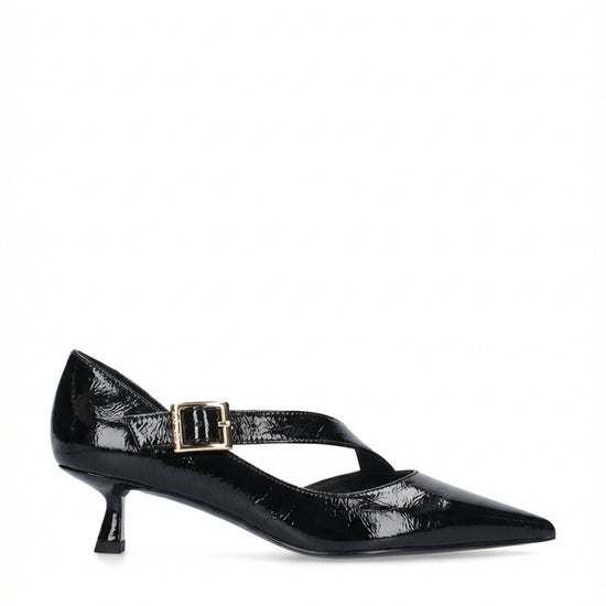 Vista lateral de los zapatos de salón de piel arrugada para mujer Anouk Pumps 40 en color negro, con punta afilada, tira cruzada sobre el empeine y tacón de aguja de 4 cm de BIBI LOU.