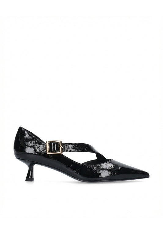 Vista lateral de los zapatos de salón de piel arrugada para mujer Anouk Pumps 40 en color negro, con punta afilada, tira cruzada sobre el empeine y tacón de aguja de 4 cm de BIBI LOU.