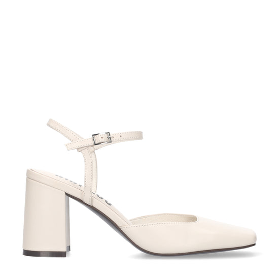 Vista lateral de los zapatos de salón destalonados de piel para mujer Emily Pumps 85 con tira al tobillo en color off white de BIBI LOU.