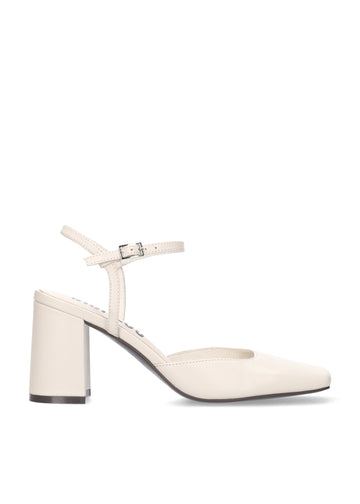 Vista lateral de los zapatos de salón destalonados de piel para mujer Emily Pumps 85 con tira al tobillo en color off white de BIBI LOU.