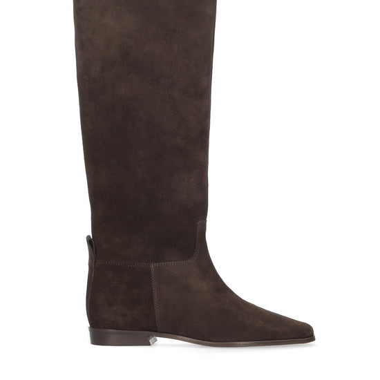 Vista lateral de las botas de serraje para mujer Zenae Boots en color marrón, de caña alta, punta cuadrada y tacón plano de 2 cm de BIBI LOU.