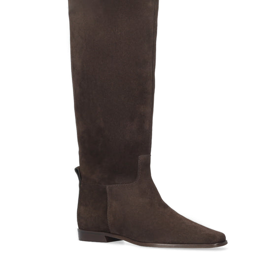Vista lateral de las botas de serraje para mujer Zenae Boots en color marrón, de caña alta, punta cuadrada y tacón plano de 2 cm de BIBI LOU.