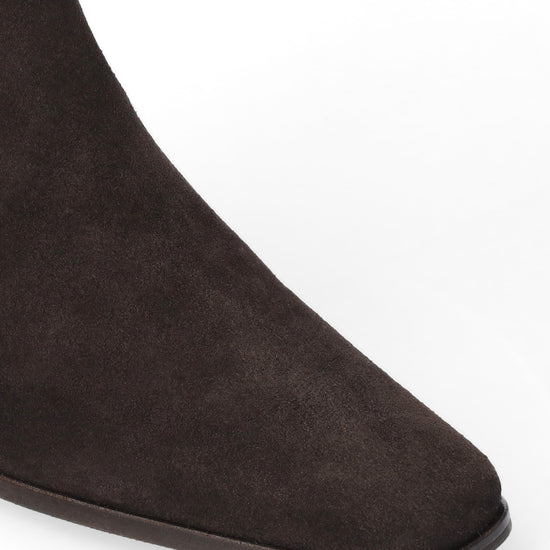 Vista lateral de las botas de serraje para mujer Zenae Boots en color marrón, de caña alta, punta cuadrada y tacón plano de 2 cm de BIBI LOU.