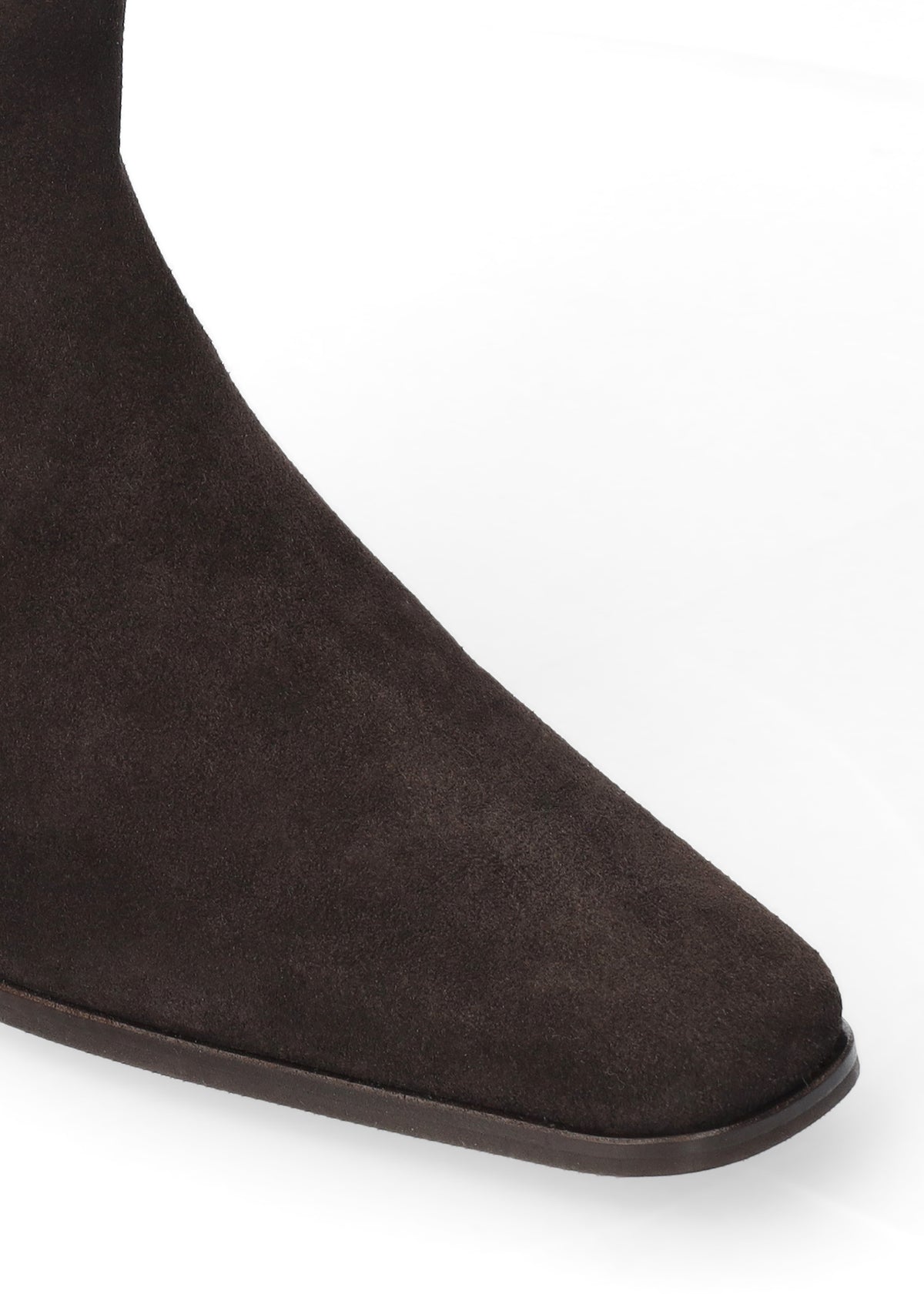 Vista lateral de las botas de serraje para mujer Zenae Boots en color marrón, de caña alta, punta cuadrada y tacón plano de 2 cm de BIBI LOU.