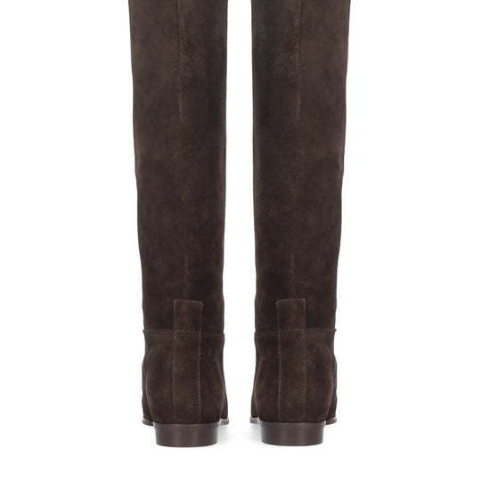 Vista lateral de las botas de serraje para mujer Zenae Boots en color marrón, de caña alta, punta cuadrada y tacón plano de 2 cm de BIBI LOU.