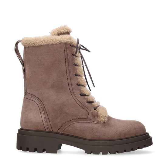 Vista lateral de las botas de serraje para mujer Kael Booties en color taupe, con punta redonda, cordones, interior de borreguito, caña media y tacón plano de 4 cm de BIBI LOU.
