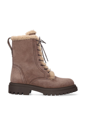 Vista lateral de las botas de serraje para mujer Kael Booties en color taupe, con punta redonda, cordones, interior de borreguito, caña media y tacón plano de 4 cm de BIBI LOU.