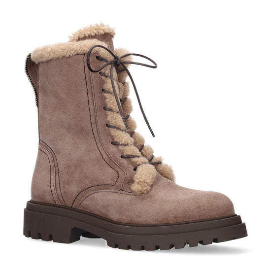 Vista lateral de las botas de serraje para mujer Kael Booties en color taupe, con punta redonda, cordones, interior de borreguito, caña media y tacón plano de 4 cm de BIBI LOU.