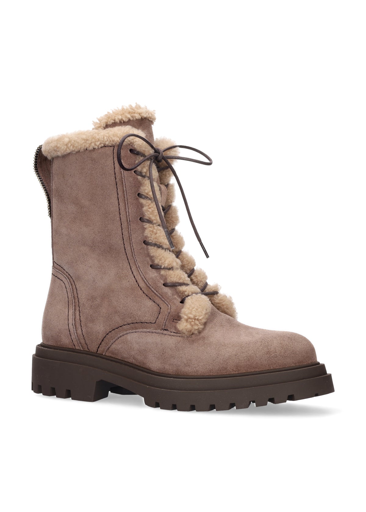 Vista lateral de las botas de serraje para mujer Kael Booties en color taupe, con punta redonda, cordones, interior de borreguito, caña media y tacón plano de 4 cm de BIBI LOU.