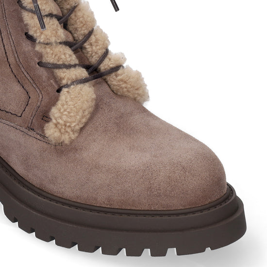 Vista lateral de las botas de serraje para mujer Kael Booties en color taupe, con punta redonda, cordones, interior de borreguito, caña media y tacón plano de 4 cm de BIBI LOU.