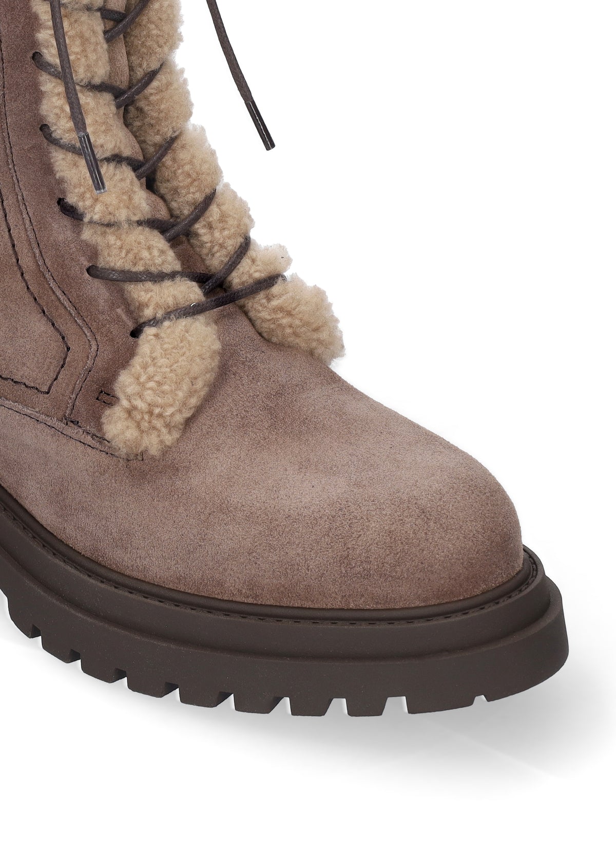Vista lateral de las botas de serraje para mujer Kael Booties en color taupe, con punta redonda, cordones, interior de borreguito, caña media y tacón plano de 4 cm de BIBI LOU.