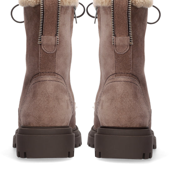 Vista lateral de las botas de serraje para mujer Kael Booties en color taupe, con punta redonda, cordones, interior de borreguito, caña media y tacón plano de 4 cm de BIBI LOU.