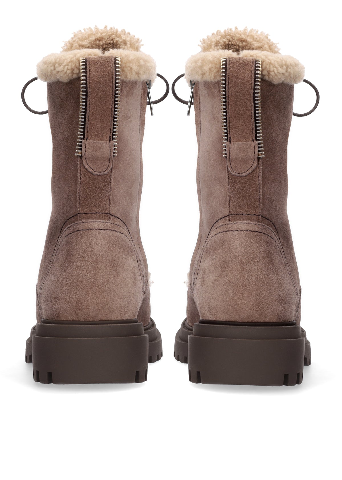 Vista lateral de las botas de serraje para mujer Kael Booties en color taupe, con punta redonda, cordones, interior de borreguito, caña media y tacón plano de 4 cm de BIBI LOU.