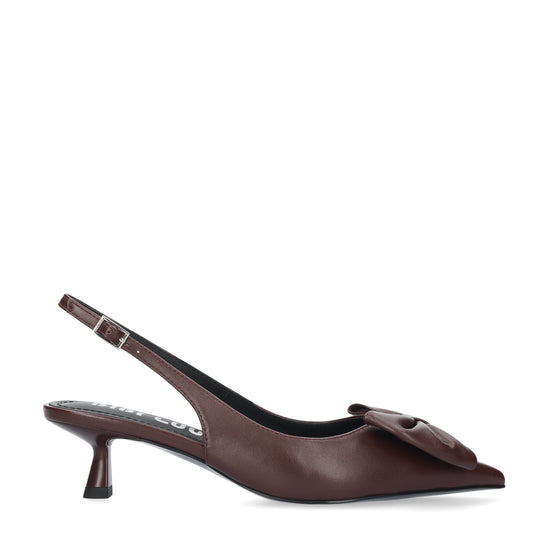 Vista lateral de los zapatos de salón de piel para mujer Gaela Pumps 40 en color burgundy, con punta afilada, adorno de lazo y tacón de aguja de 4 cm de BIBI LOU.