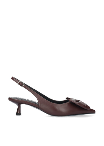 Vista lateral de los zapatos de salón de piel para mujer Gaela Pumps 40 en color burgundy, con punta afilada, adorno de lazo y tacón de aguja de 4 cm de BIBI LOU.