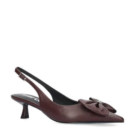 Vista lateral de los zapatos de salón de piel para mujer Gaela Pumps 40 en color burgundy, con punta afilada, adorno de lazo y tacón de aguja de 4 cm de BIBI LOU.