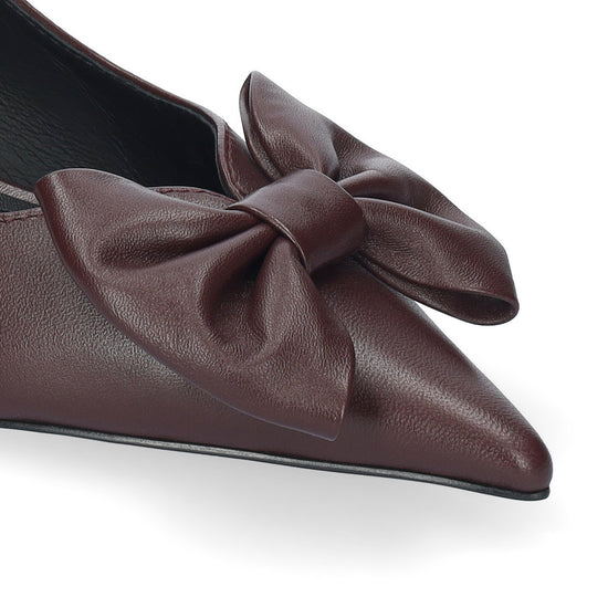 Vista lateral de los zapatos de salón de piel para mujer Gaela Pumps 40 en color burgundy, con punta afilada, adorno de lazo y tacón de aguja de 4 cm de BIBI LOU.