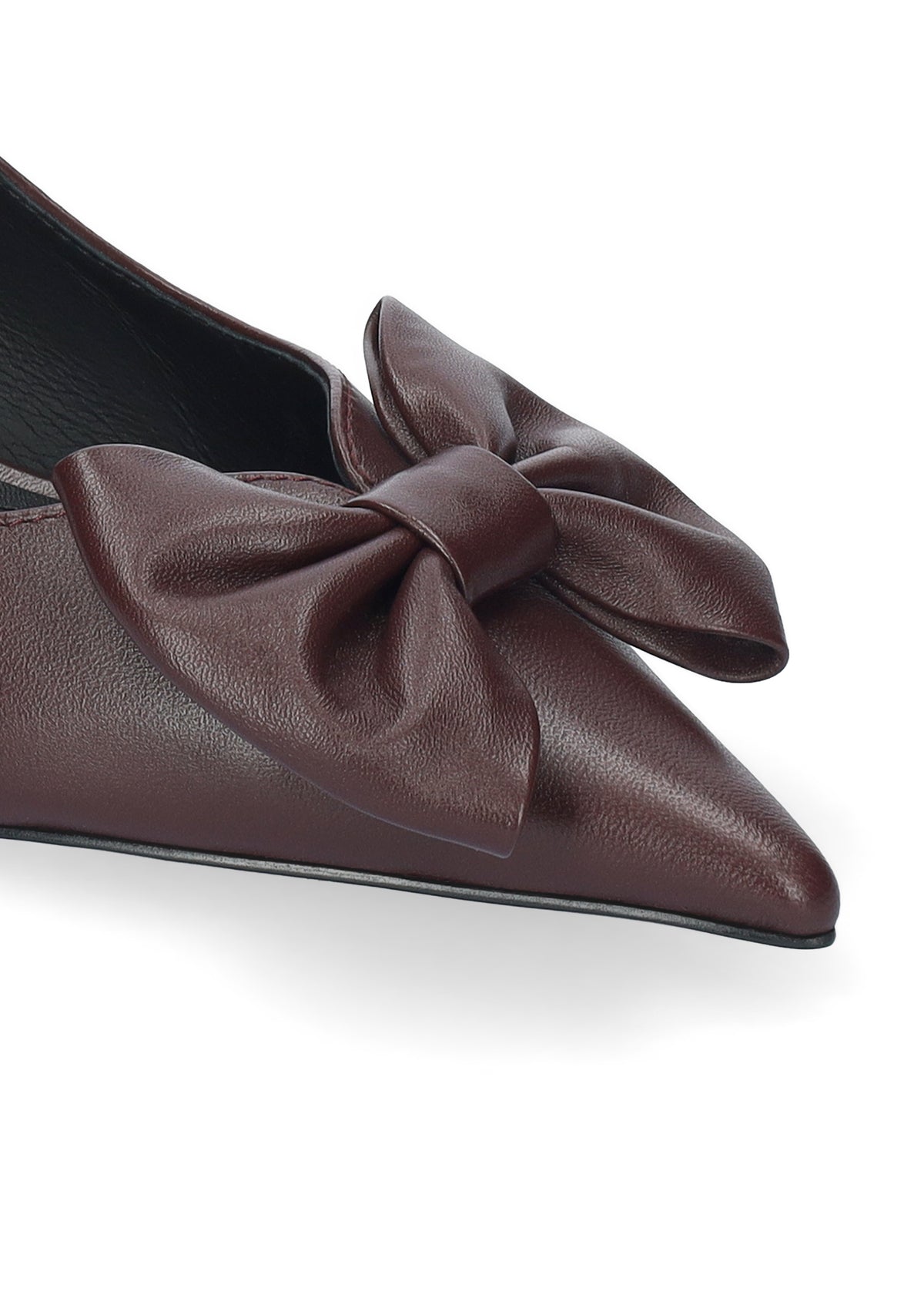 Vista lateral de los zapatos de salón de piel para mujer Gaela Pumps 40 en color burgundy, con punta afilada, adorno de lazo y tacón de aguja de 4 cm de BIBI LOU.
