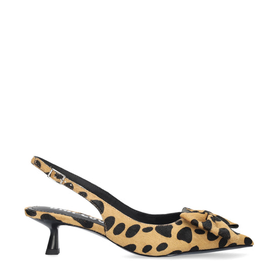 Vista lateral de los zapatos de salón de piel con pelo y estampado cheetah para mujer Gaela Pumps 40, con punta afilada, lazo decorativo y tacón de aguja de 4 cm de BIBI LOU.