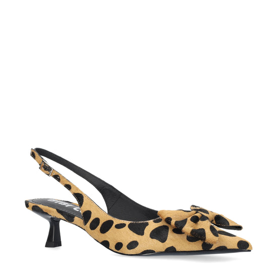 Vista lateral de los zapatos de salón de piel con pelo y estampado cheetah para mujer Gaela Pumps 40, con punta afilada, lazo decorativo y tacón de aguja de 4 cm de BIBI LOU.