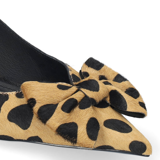 Vista lateral de los zapatos de salón de piel con pelo y estampado cheetah para mujer Gaela Pumps 40, con punta afilada, lazo decorativo y tacón de aguja de 4 cm de BIBI LOU.