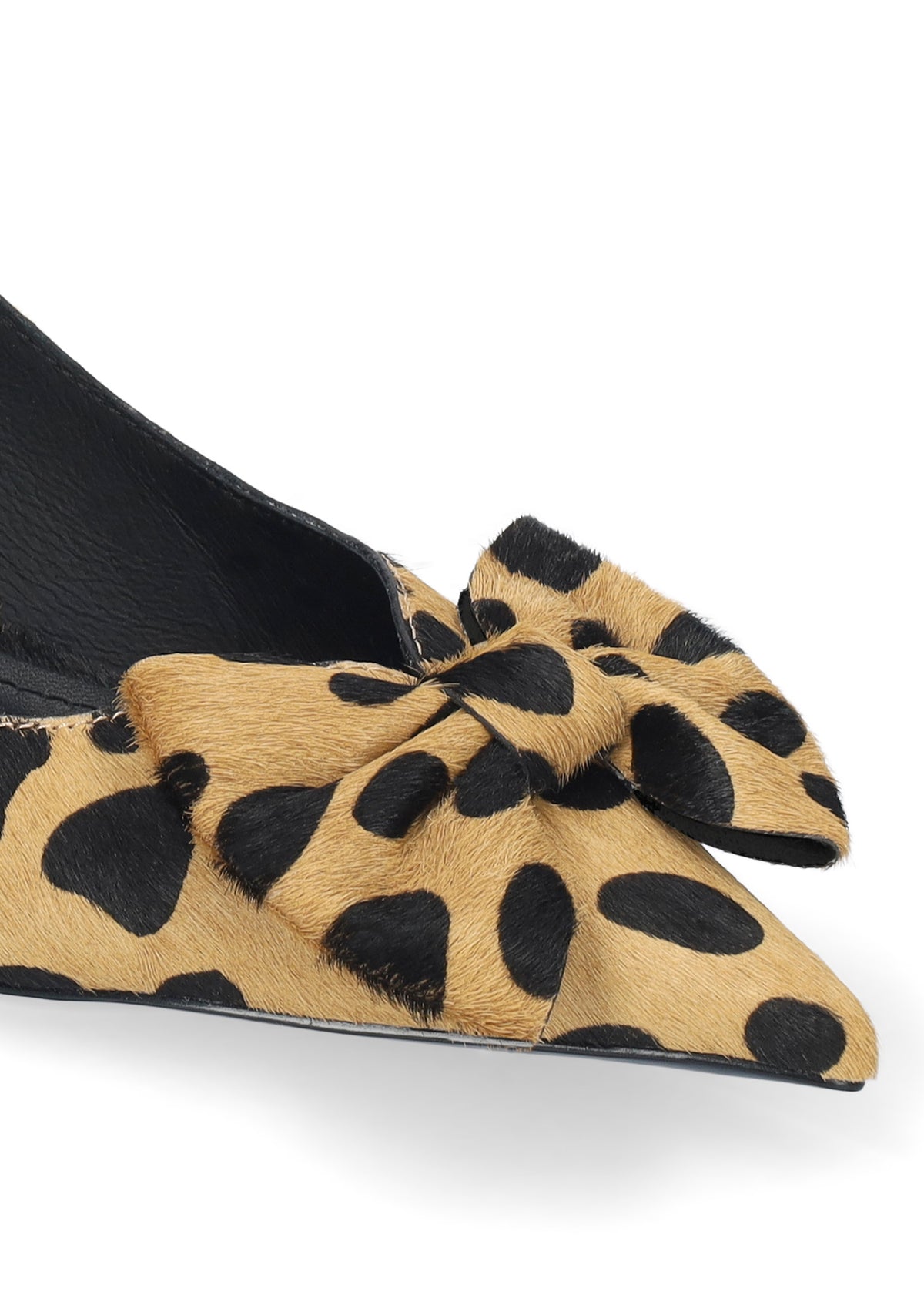Vista lateral de los zapatos de salón de piel con pelo y estampado cheetah para mujer Gaela Pumps 40, con punta afilada, lazo decorativo y tacón de aguja de 4 cm de BIBI LOU.