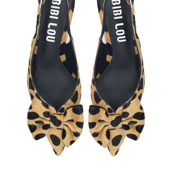 Vista lateral de los zapatos de salón de piel con pelo y estampado cheetah para mujer Gaela Pumps 40, con punta afilada, lazo decorativo y tacón de aguja de 4 cm de BIBI LOU.