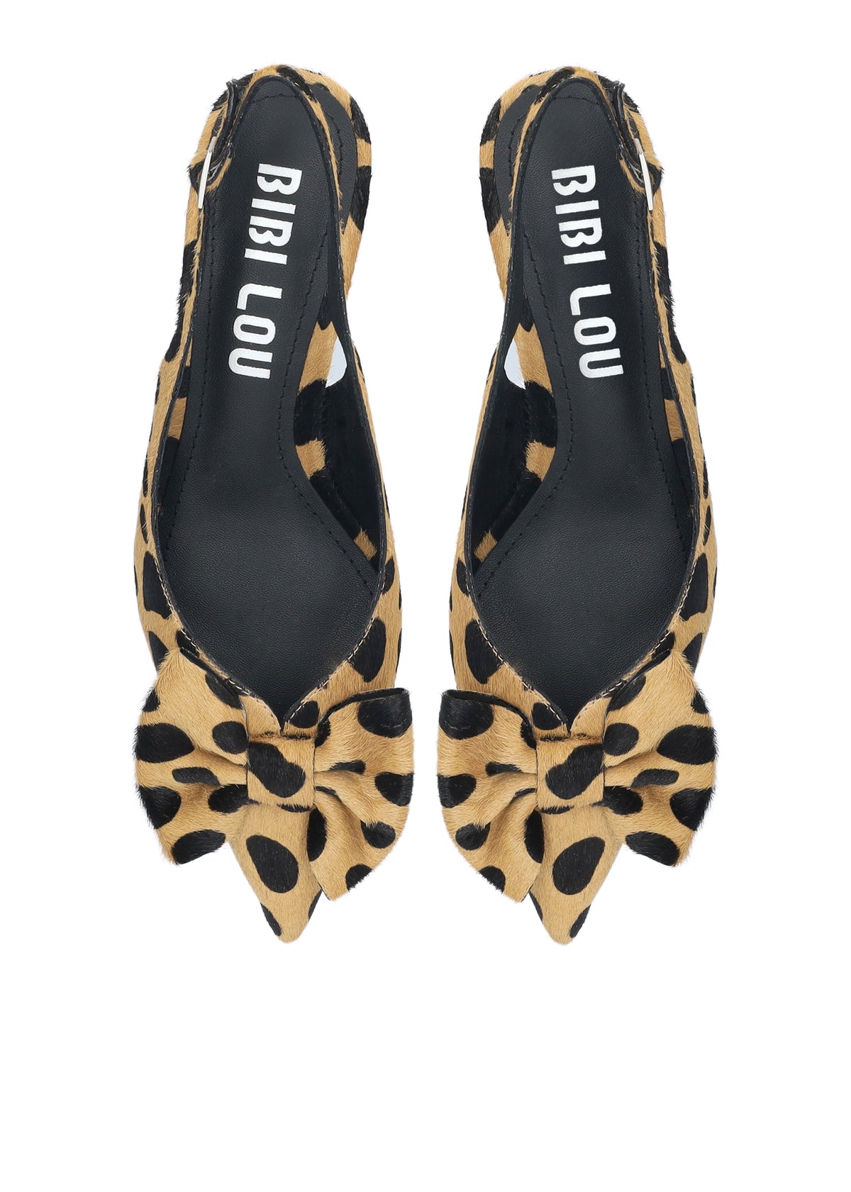 Vista lateral de los zapatos de salón de piel con pelo y estampado cheetah para mujer Gaela Pumps 40, con punta afilada, lazo decorativo y tacón de aguja de 4 cm de BIBI LOU.