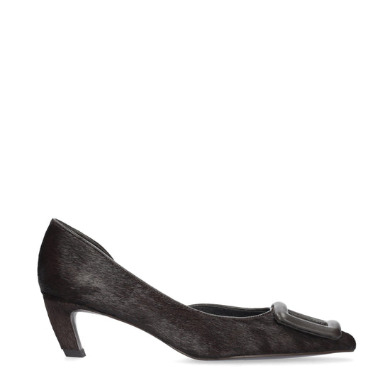Vista lateral de los zapatos de salón de piel con pelo para mujer Bonnie Pumps 55 en color marrón, con punta afilada, adorno forrado y tacón fino de 5,5 cm de BIBI LOU.