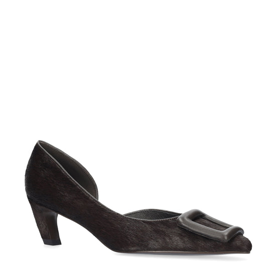 Vista lateral de los zapatos de salón de piel con pelo para mujer Bonnie Pumps 55 en color marrón, con punta afilada, adorno forrado y tacón fino de 5,5 cm de BIBI LOU.