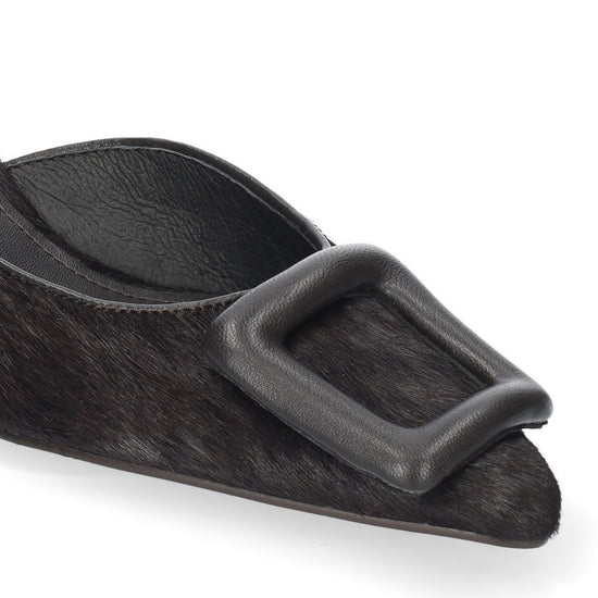 Vista lateral de los zapatos de salón de piel con pelo para mujer Bonnie Pumps 55 en color marrón, con punta afilada, adorno forrado y tacón fino de 5,5 cm de BIBI LOU.