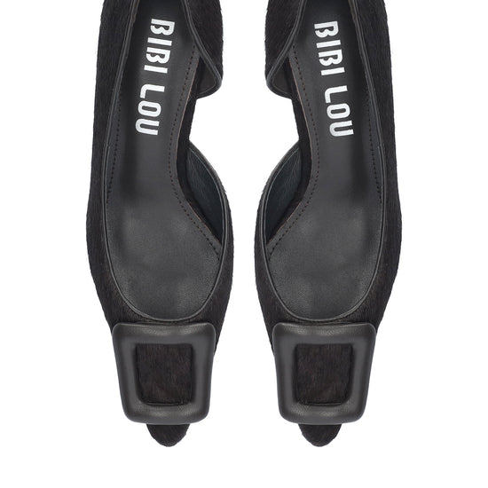Vista lateral de los zapatos de salón de piel con pelo para mujer Bonnie Pumps 55 en color marrón, con punta afilada, adorno forrado y tacón fino de 5,5 cm de BIBI LOU.