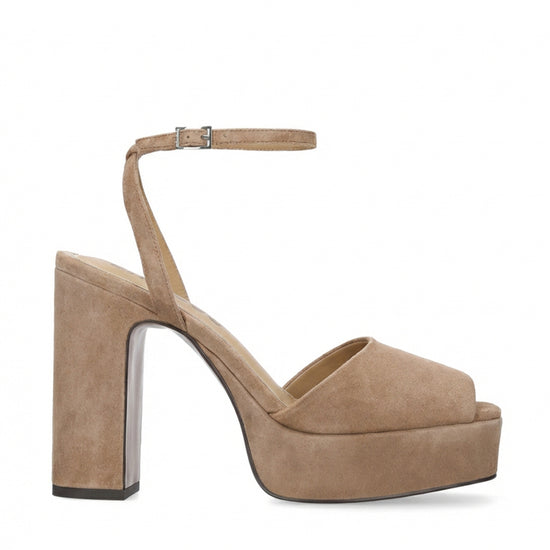 Vista lateral de las sandalias de ante para mujer Omen Sandal 110 en color taupe, con punta cuadrada, tacón de bloque de 11 cm, plataforma forrada de 3 cm y tiras al tobillo de BIBI LOU.