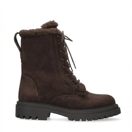 Vista lateral de las botas de serraje para mujer Kael Booties en color marrón, con punta redonda, cordones, interior de borreguito, caña media y tacón plano de 4 cm de BIBI LOU.