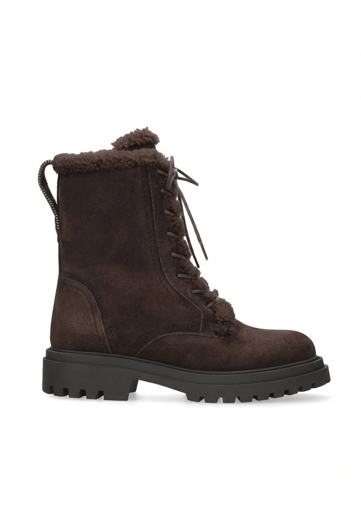 Vista lateral de las botas de serraje para mujer Kael Booties en color marrón, con punta redonda, cordones, interior de borreguito, caña media y tacón plano de 4 cm de BIBI LOU.