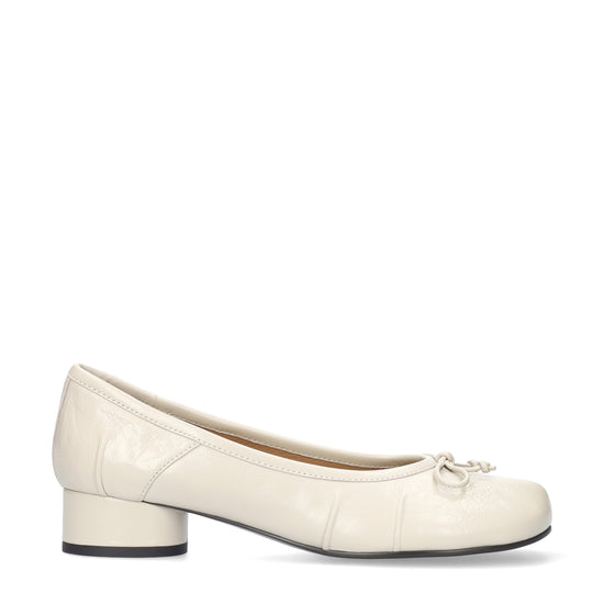 Vista lateral de las bailarinas tabi de piel cepillada para mujer Fiora Ballerinas 35 en color off white, con punta redonda dividida, lazo decorativo y tacón de bloque de 3,5 cm de BIBI LOU.