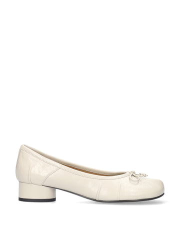 Vista lateral de las bailarinas tabi de piel cepillada para mujer Fiora Ballerinas 35 en color off white, con punta redonda dividida, lazo decorativo y tacón de bloque de 3,5 cm de BIBI LOU.