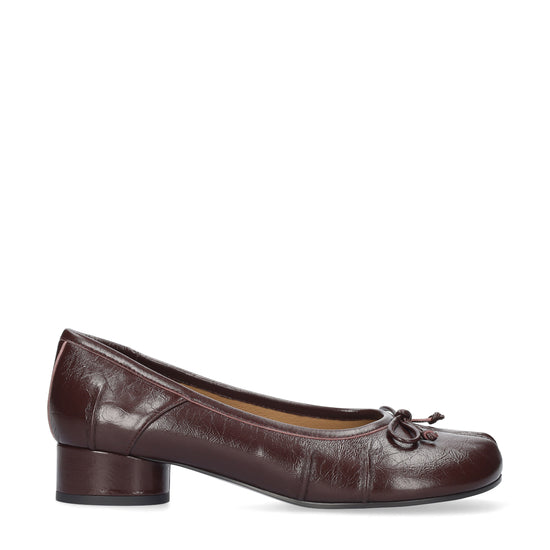 Vista lateral de las bailarinas tabi de piel cepillada para mujer Fiora Ballerinas 35 en color burgundy, con punta redonda dividida, lazo decorativo y tacón de bloque de 3,5 cm de BIBI LOU.