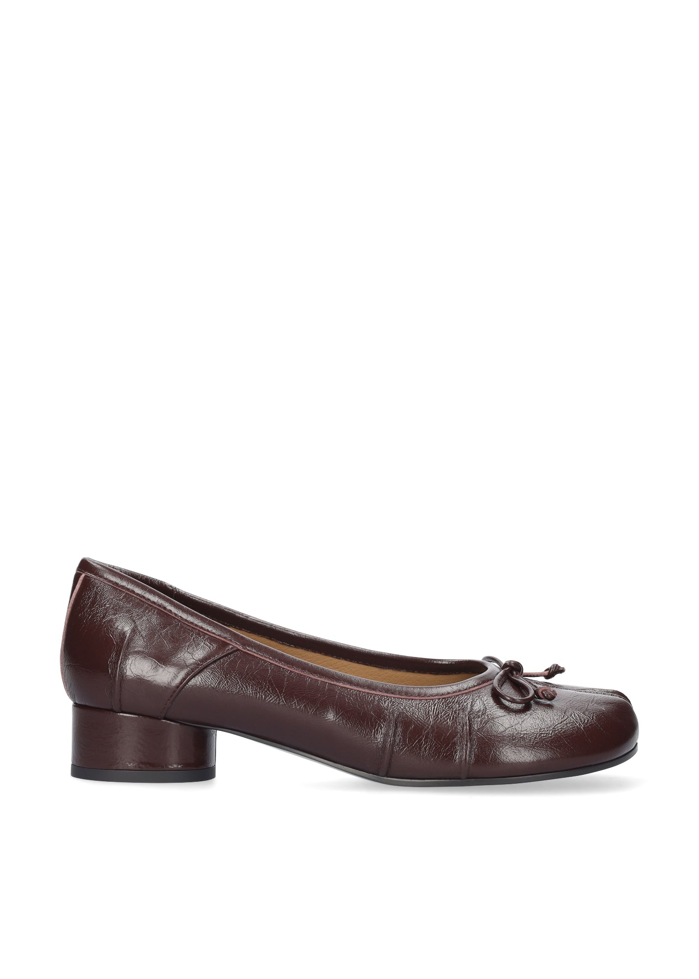 Vista lateral de las bailarinas tabi de piel cepillada para mujer Fiora Ballerinas 35 en color burgundy, con punta redonda dividida, lazo decorativo y tacón de bloque de 3,5 cm de BIBI LOU.