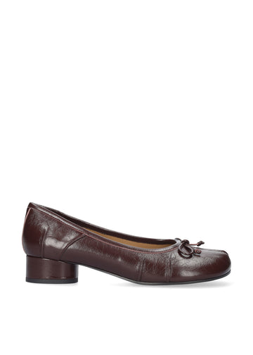 Vista lateral de las bailarinas tabi de piel cepillada para mujer Fiora Ballerinas 35 en color burgundy, con punta redonda dividida, lazo decorativo y tacón de bloque de 3,5 cm de BIBI LOU.